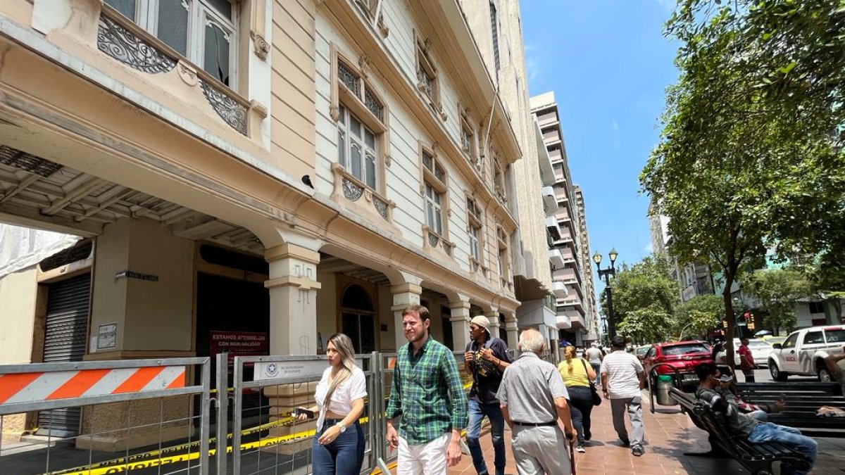 Peligro. A diario miles de personas pasan cerca de la estructura.