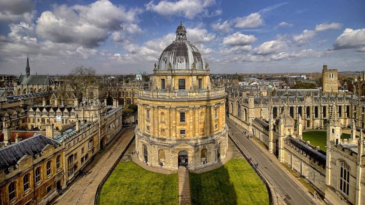 La Universidad de Oxford es una universidad pública de investigación ubicada en Oxford, Inglaterra, Reino Unido.