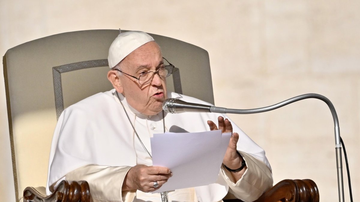 El papa Francisco celebra su audiencia general semanal en la Plaza de San Pedro, Ciudad del Vaticano, el 27 de septiembre de 2023.