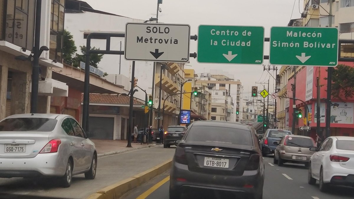 Ante el tráfico que se experimenta en Guayaquil, los conductores por años han rodado por el carril exclusivo de la Metrovía, aun cuando ha sido prohibido..