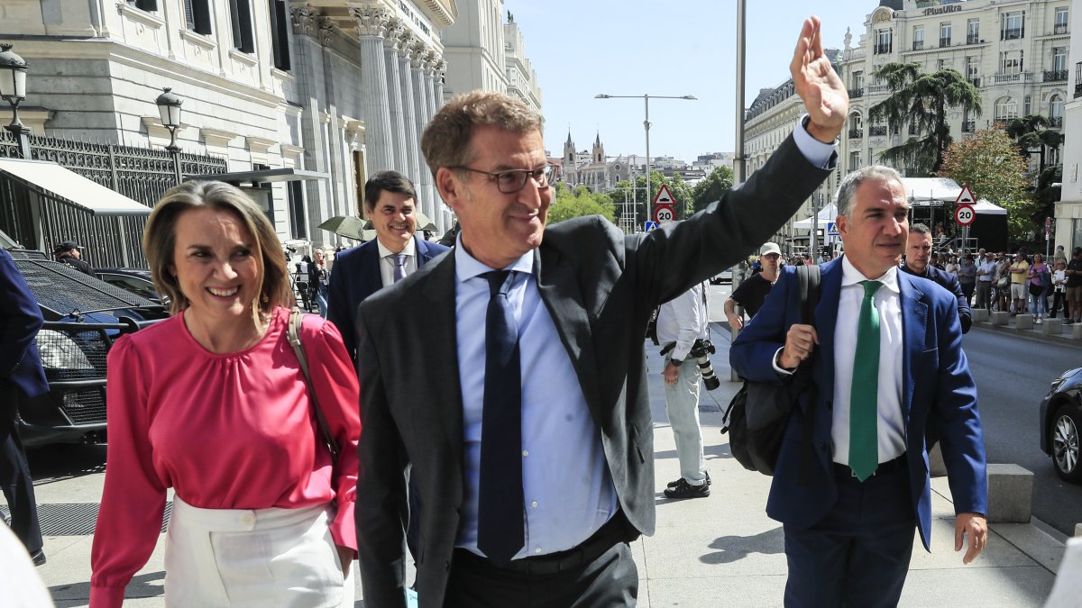 El candidato a la presidencia del Gobierno español y presidente del PP, Alberto Núñez Feijóo, saluda a los ciudadanos que se han acercado hasta las puertas del Congreso.