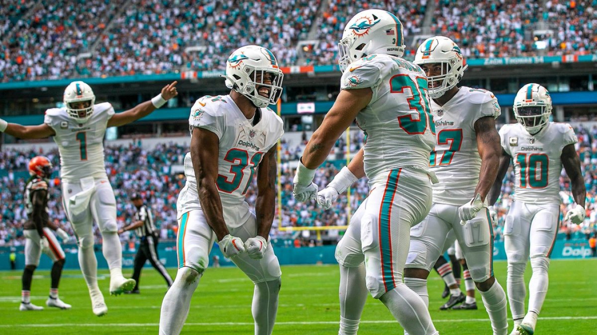 Raheem Mostert (31) celebran con su compañero de equipo, el fullback Alec Ingold (30), luego de que Ingold anotó un touchdown.