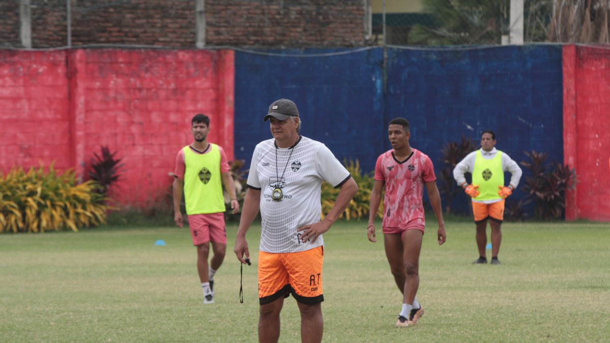 Rolando Azas actualmente dirige a Naranja Mekánica, club de la Segunda Categoría del Ecuador.