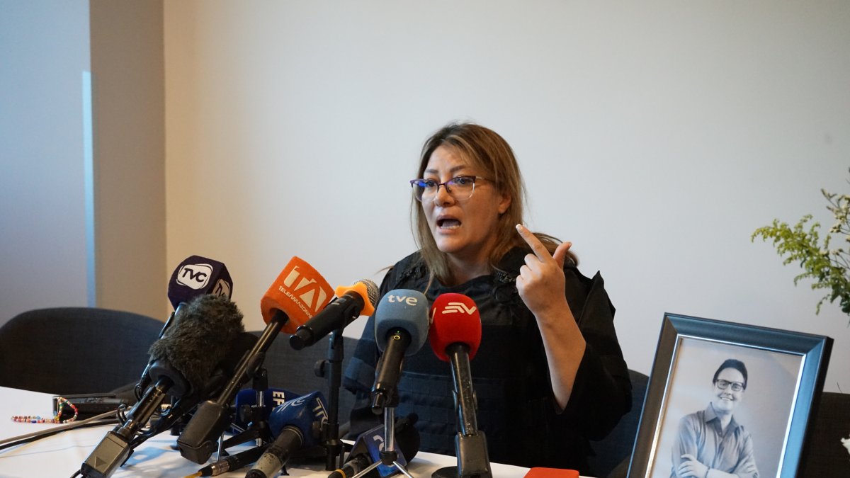 Verónica Sarauz, esposa del asesinado candidato a la Presidencia, Fernando Villavicencio. Al parecer, un hombre que habría tenido intención de atacarla, fue neutralizado.