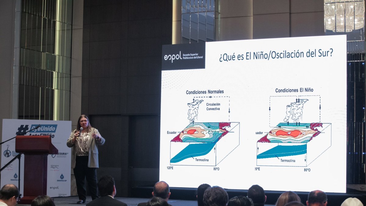 La doctora (PhD) en Oceanografía y Meteorología, María del Pilar Cornejo, durante su intervención en un foro sobre El Niño.