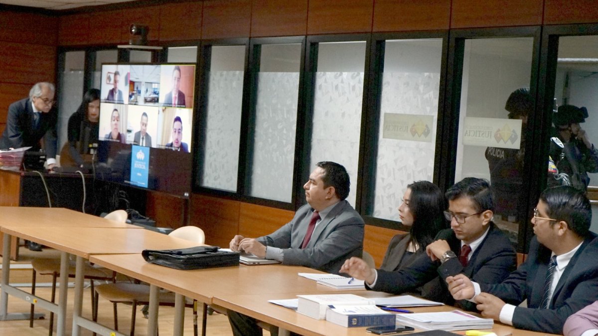 Diligencia. Defensores de los tres procesados por posible tráfico de influencias asistieron a la audiencia.