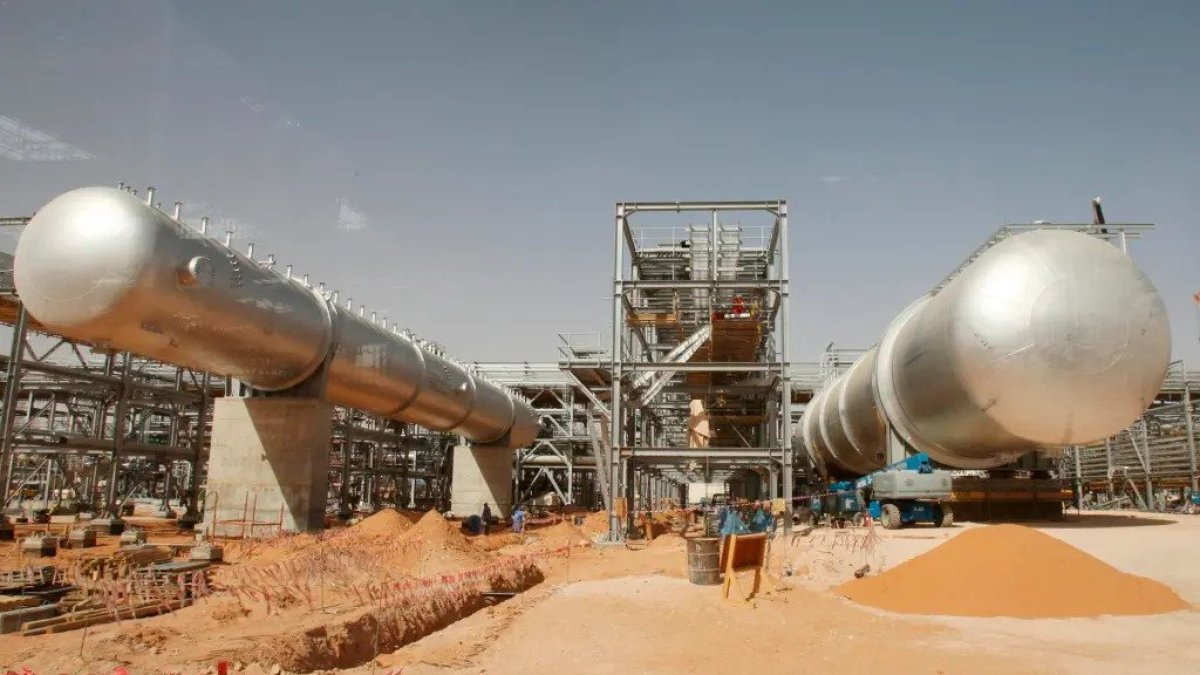 Instalaciones de un complejo de petroleo ubicado en el desierto en Khurais, Saudi Arabia.