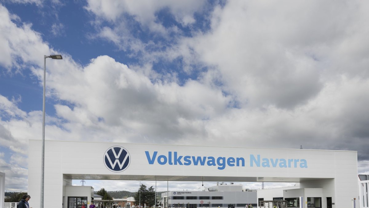 Entrada principal de la factoría de Volkswagen en Pamplona, España.