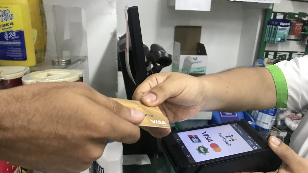 Referencial. Un usuario compra productos farmacéuticos en una droguería con tarjeta de crédito.