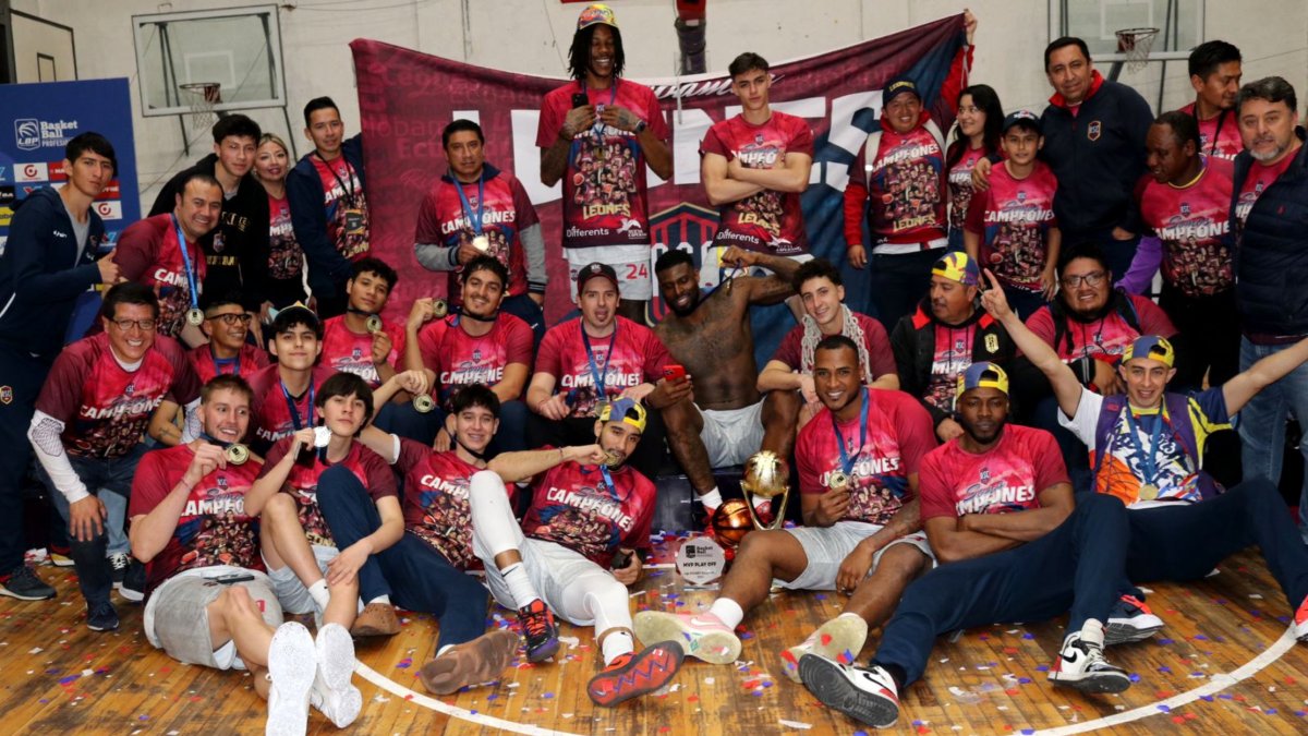 La celebración de los jugadores de Leones tras ganar el campeonato de la Liga BásquetPro.