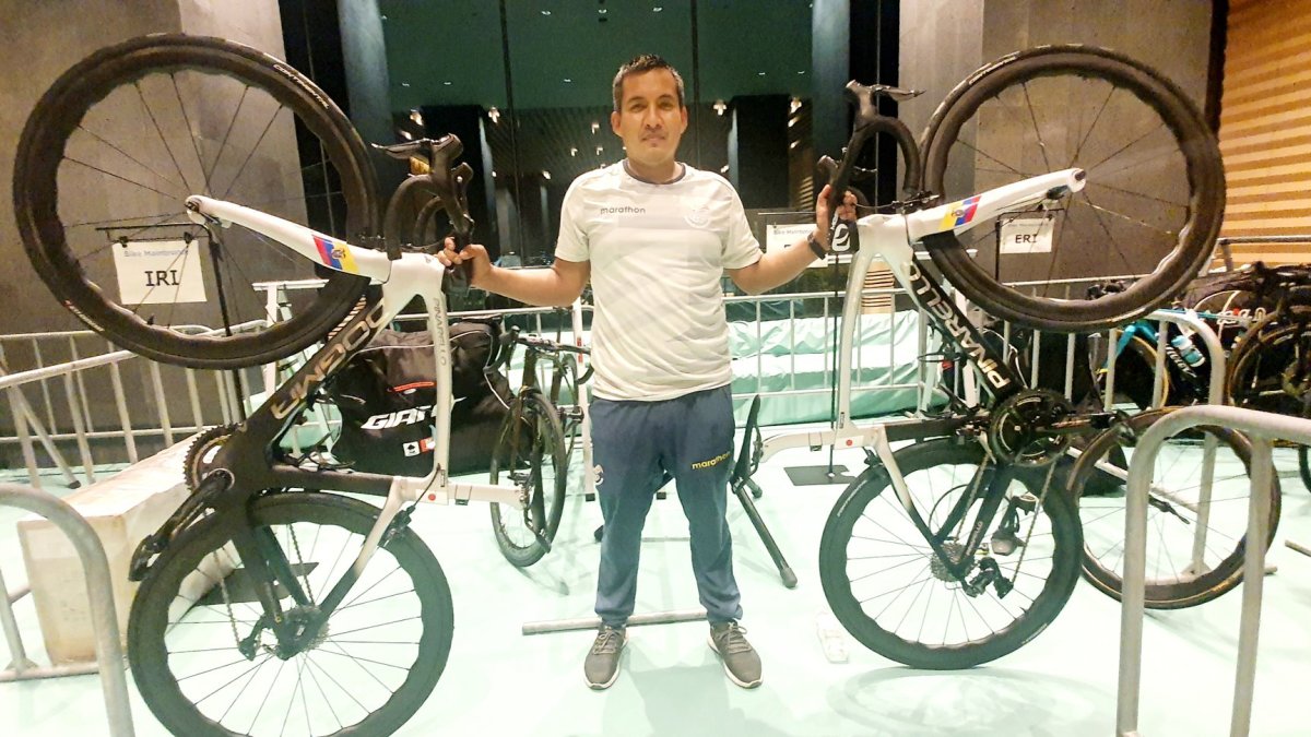 Moisés Zumba con las bicicletas de Carapaz y Narváez para la cita en Tokio.