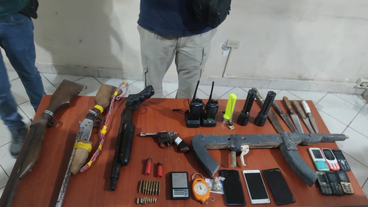 Evidencias. Armas y municiones son parte de los materiales incautados por los militares en Esmeraldas.