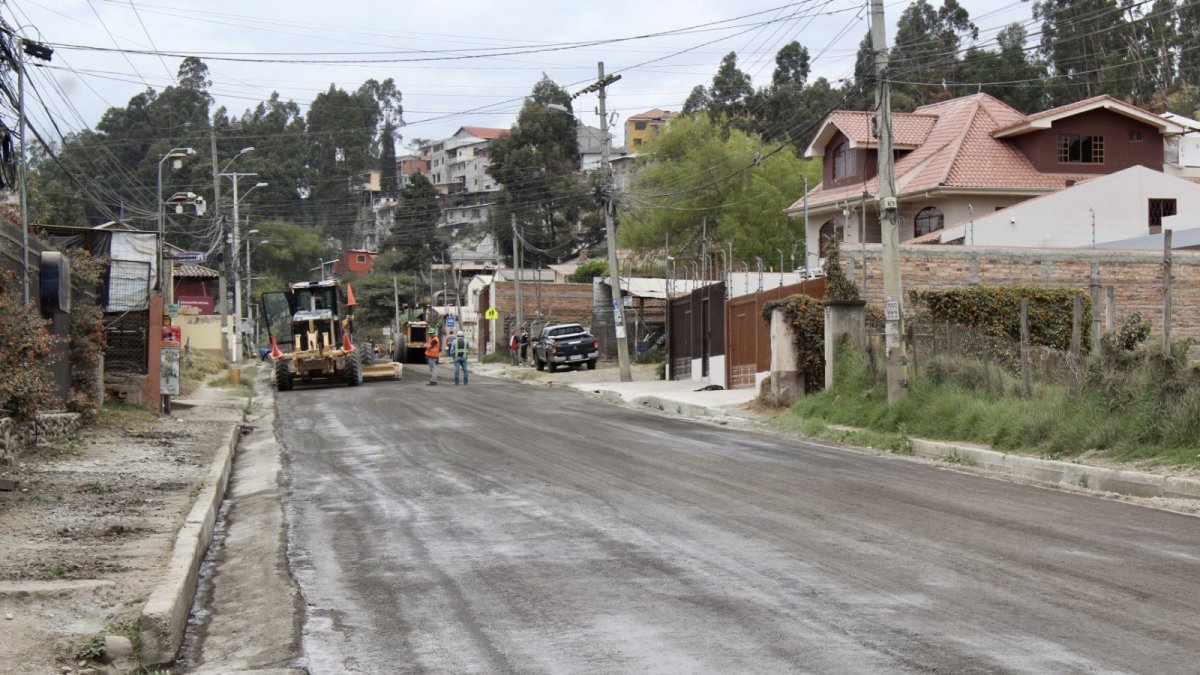 El Ministerio de Transporte y Obras Públicas realiza trabajos de pavimentación en el lugar.