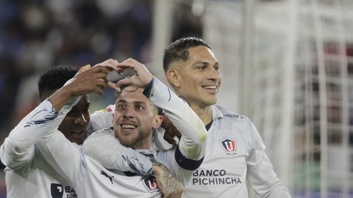 Un doblete de Paolo Guerrero (d) y otro tanto de Ezequiel Piovi (c) propinaron el 3-0 ante Defensa y Justicia.