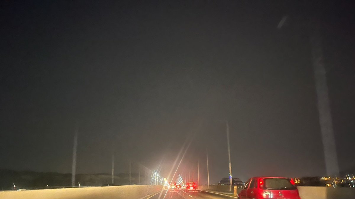 La única luz que se evidencia, es de los mismos carros.