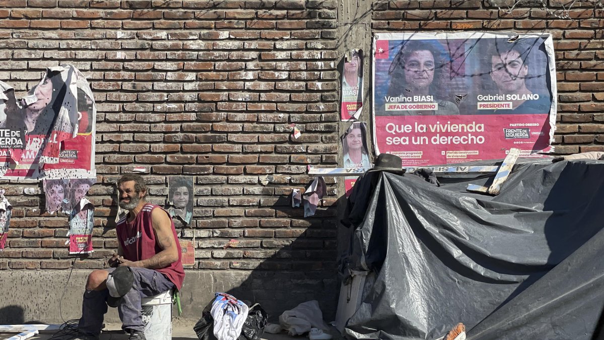 Fotografía que muestra una persona en situación de calle el 29 de agosto de 2023 en Buenos Aires (Argentina).