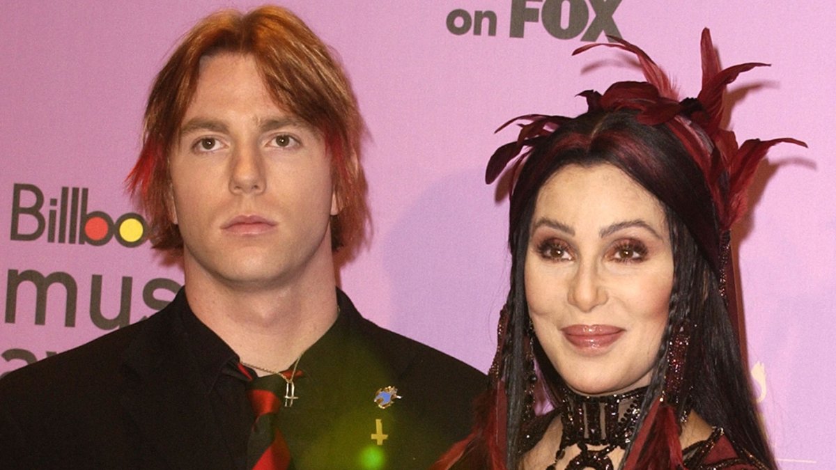 Cher junto a su hijo Elijah, quien permanece en un centro de rehabilitación batallando contra su adicción a las drogas y al alcohol.
