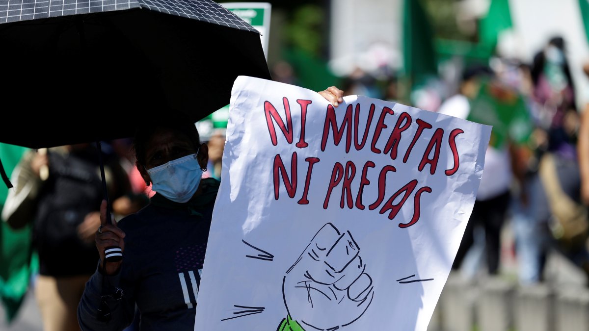 Mujeres salvadoreñas marchan por el derecho al aborto legal y seguro, en una fotografía de archivo.