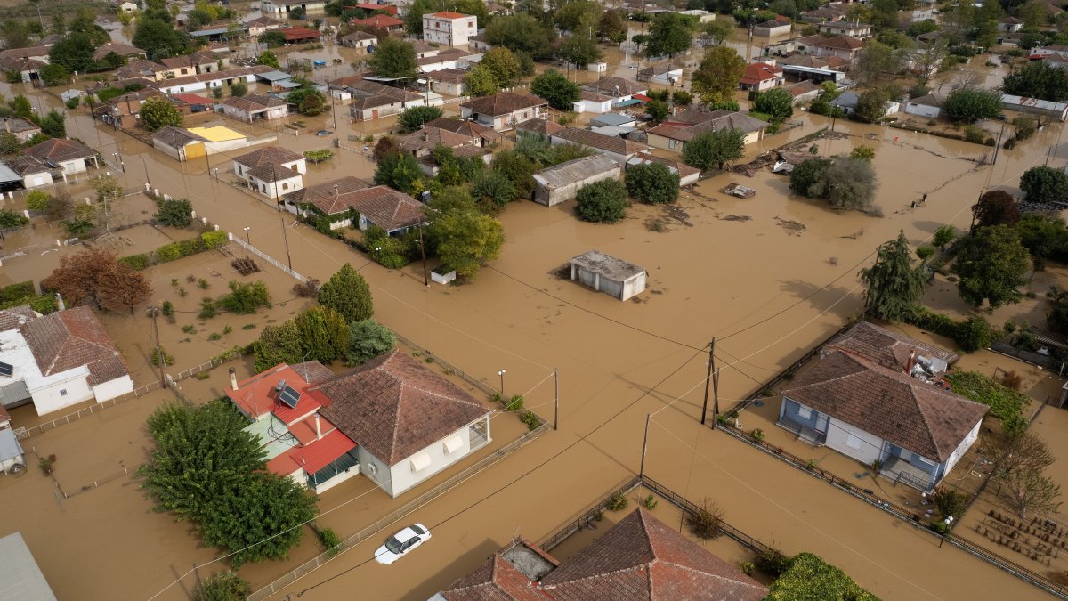 Una fotografía tomada con un drone muestra casas inundadas en la aldea de Sotirio después de la tormenta Elias, cerca de Larissa, Grecia, 28 de septiembre de 2023.