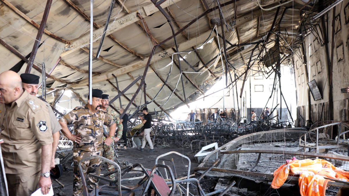 Los policías inspeccionan la escena la mañana después de que estallara un incendio en un salón de bodas en la ciudad de Hamdaniya, provincia de Nínive, al norte de Irak, el 27 de septiembre de 2023.