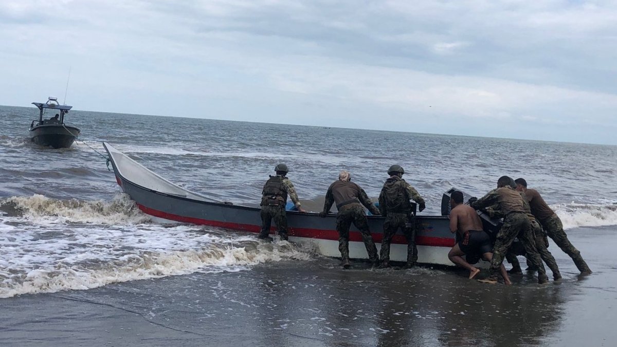 En el sector de La Tola, en Esmeraldas, las FF.AA. encontró una lancha abandonada con 716 galones de diésel.