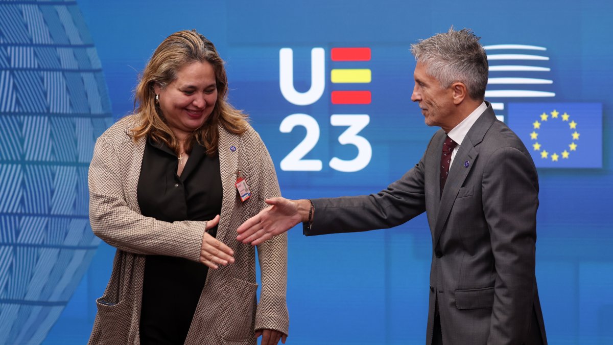 El ministro español de Interior, Fernando Grande-Marlaska, da la bienvenida en Bruselas a la viceministra de Seguridad de Honduras, Senma Julissa Barahona.