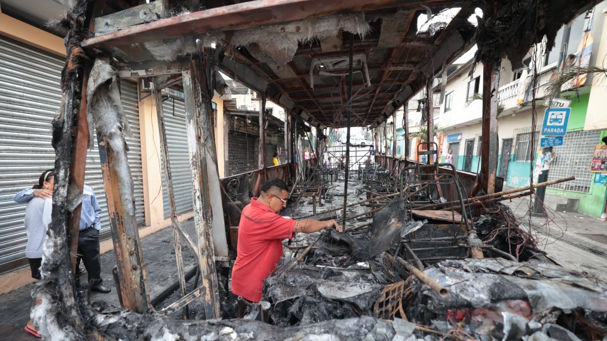 El chofer del vehículo revisa la chatarra; el dueño se quedó con una deuda de $ 70.000 y un crédito a pagar.