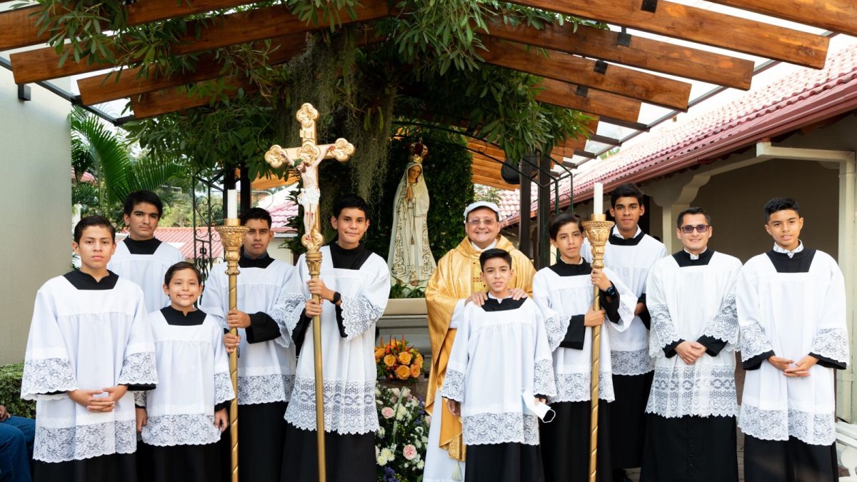 Labores. El padre Rainiero Marincioni, párroco de Santa Teresita, aparece junto a un grupo de los niños que colaboran en la iglesia.