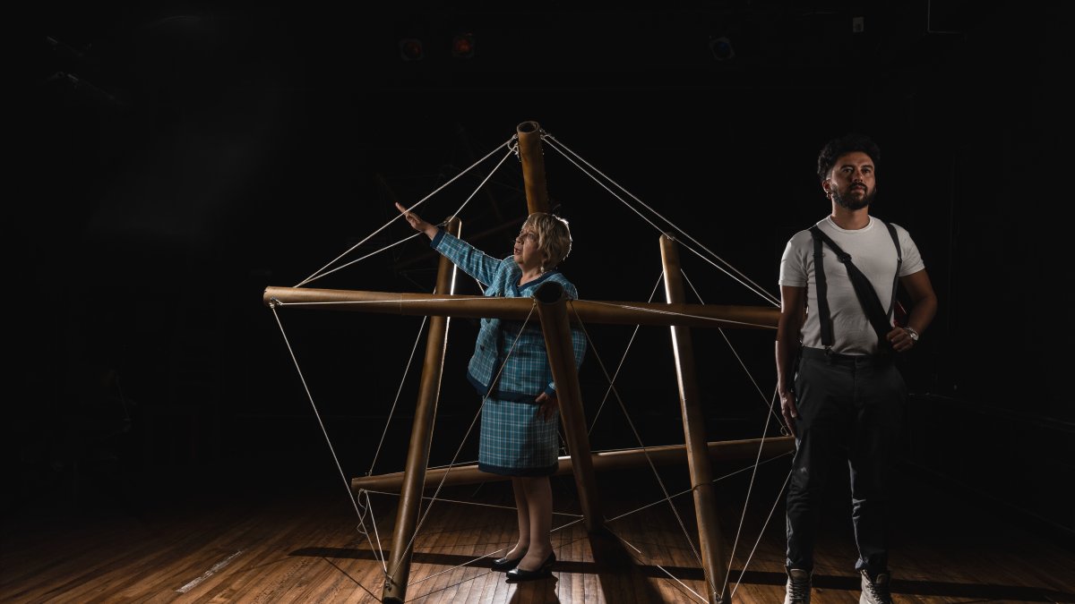 La pieza pone en evidencia el desarraigo, la memoria y la noción de pertenencia.