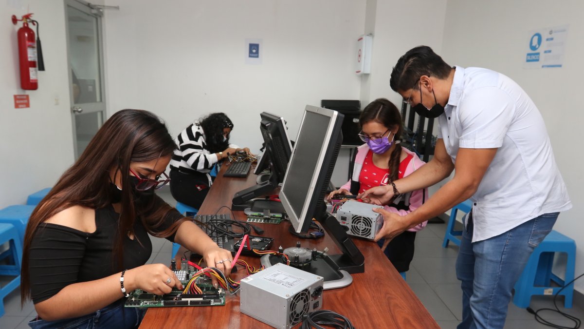 Foto de Archivo. Alumnos del Instituto Superior Tecnológico Guayaquil en un taller que funciona en un edificio compartido con el Secap.