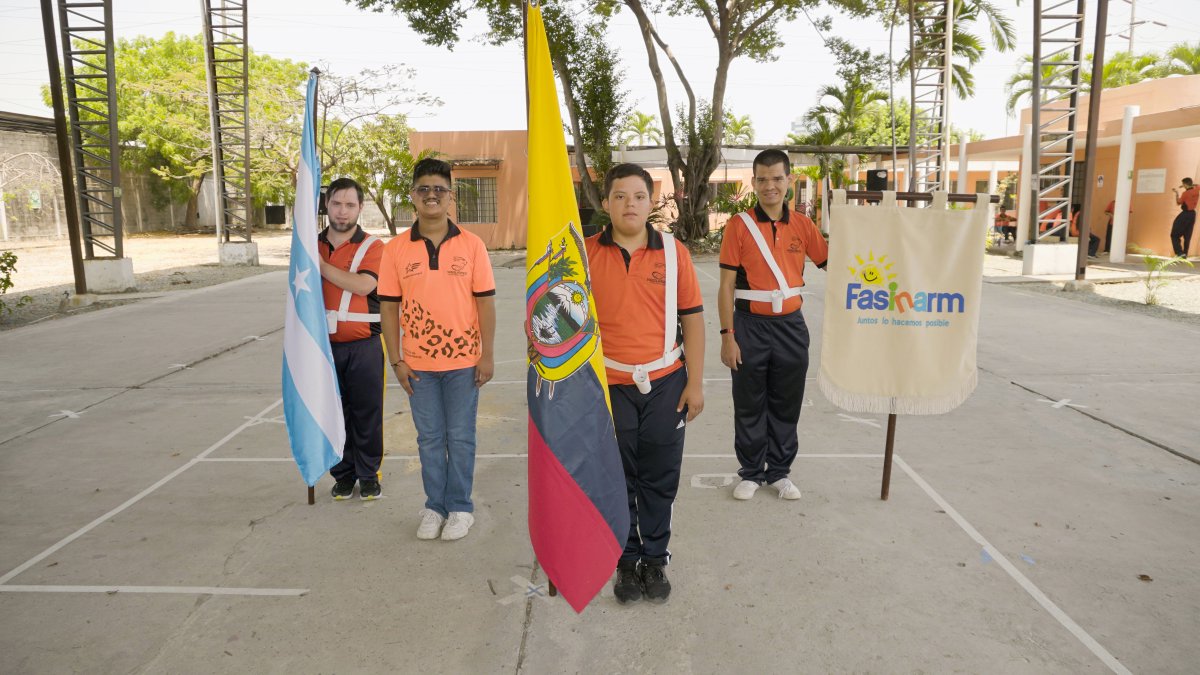 Acto. Los alumnos que forman el cuadro de honor de Fasinarm, realizan un ensayo previo al acto.