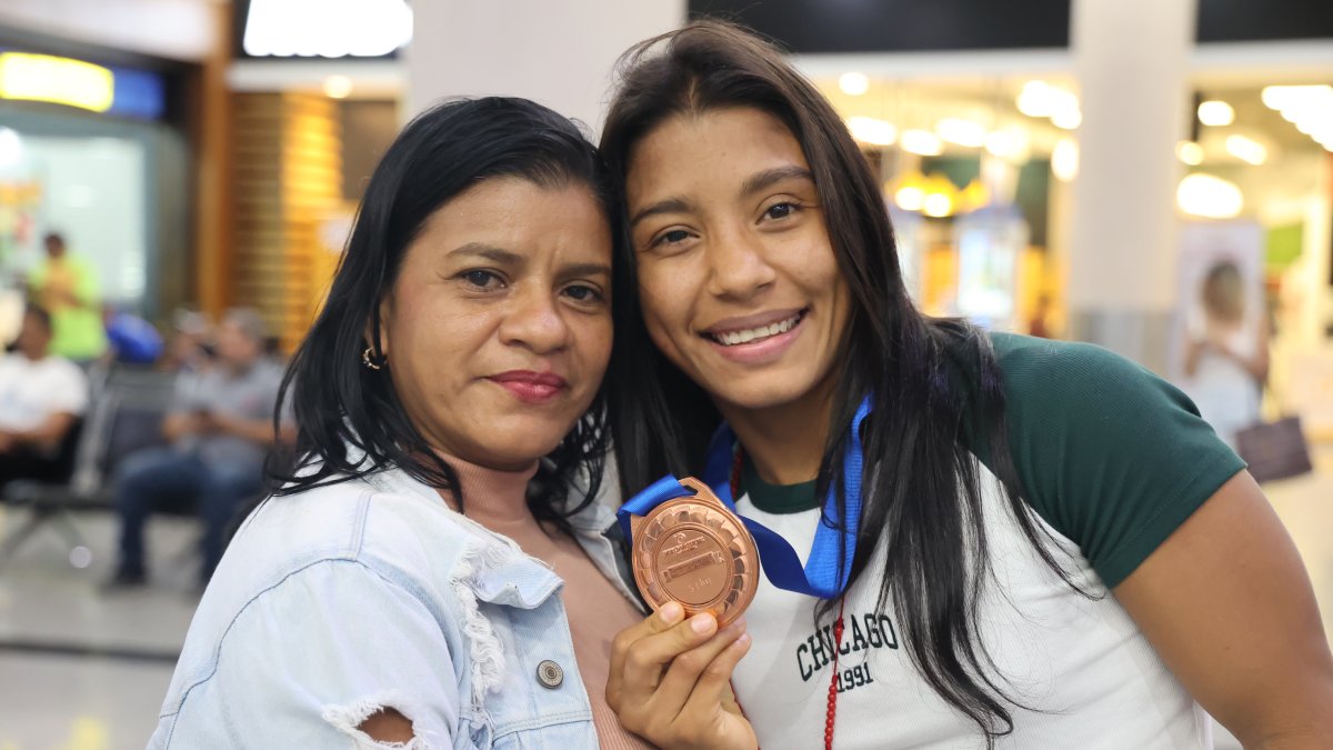 Yépez con su madre, María Guzmán, a su arribo a Guayaquil.