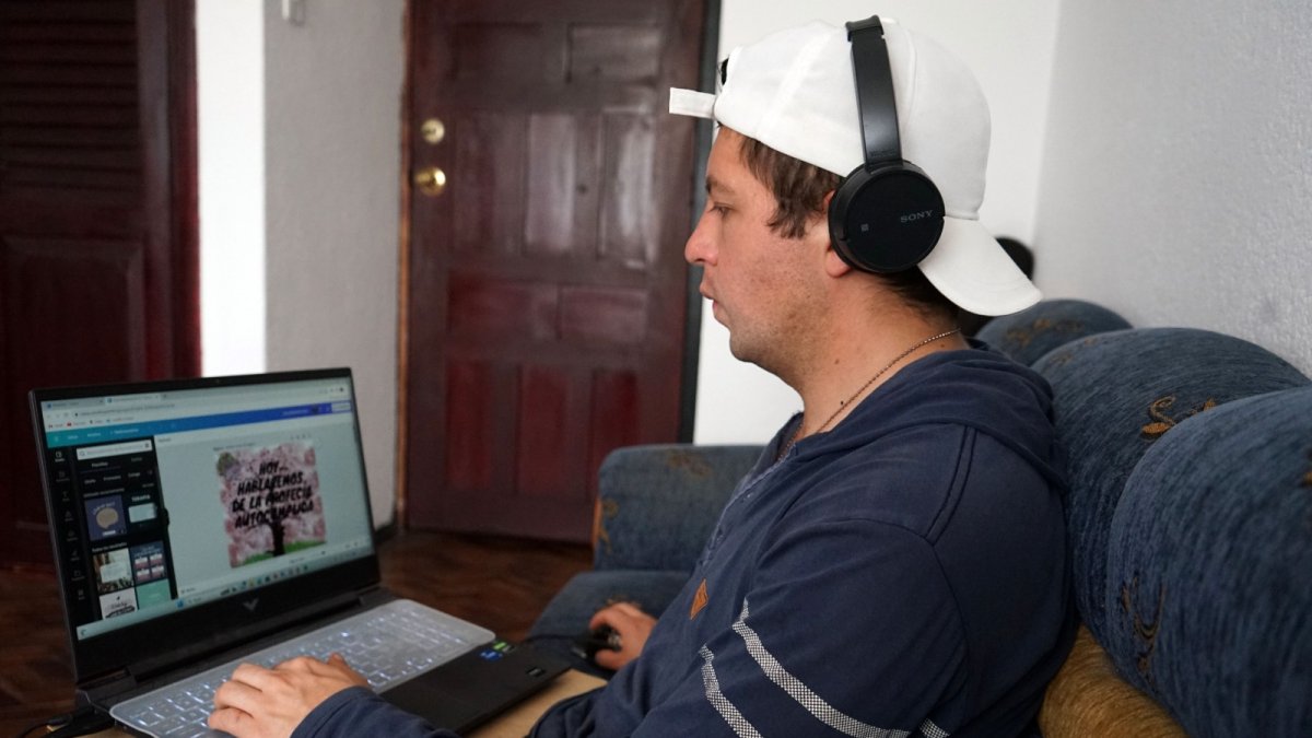 Trabajo. Jonnathan Benalcázar, de 31 años, trabaja algunos días desde su departamento.