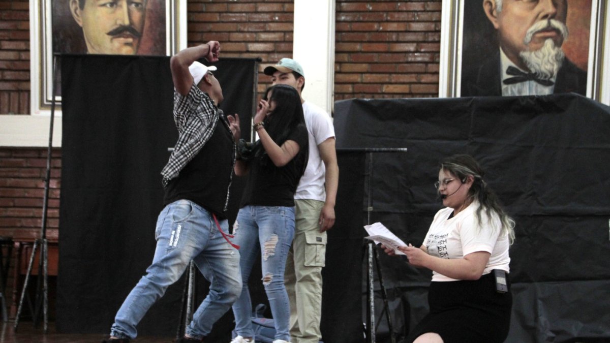 Estudiantes dramatizaron los tipos de violencia digital que hay.