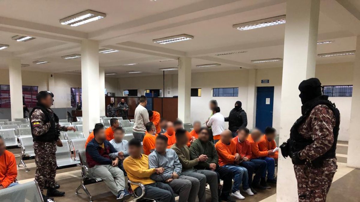 Antes del traslado, el personal a cargo de los internos verificó sus datos.