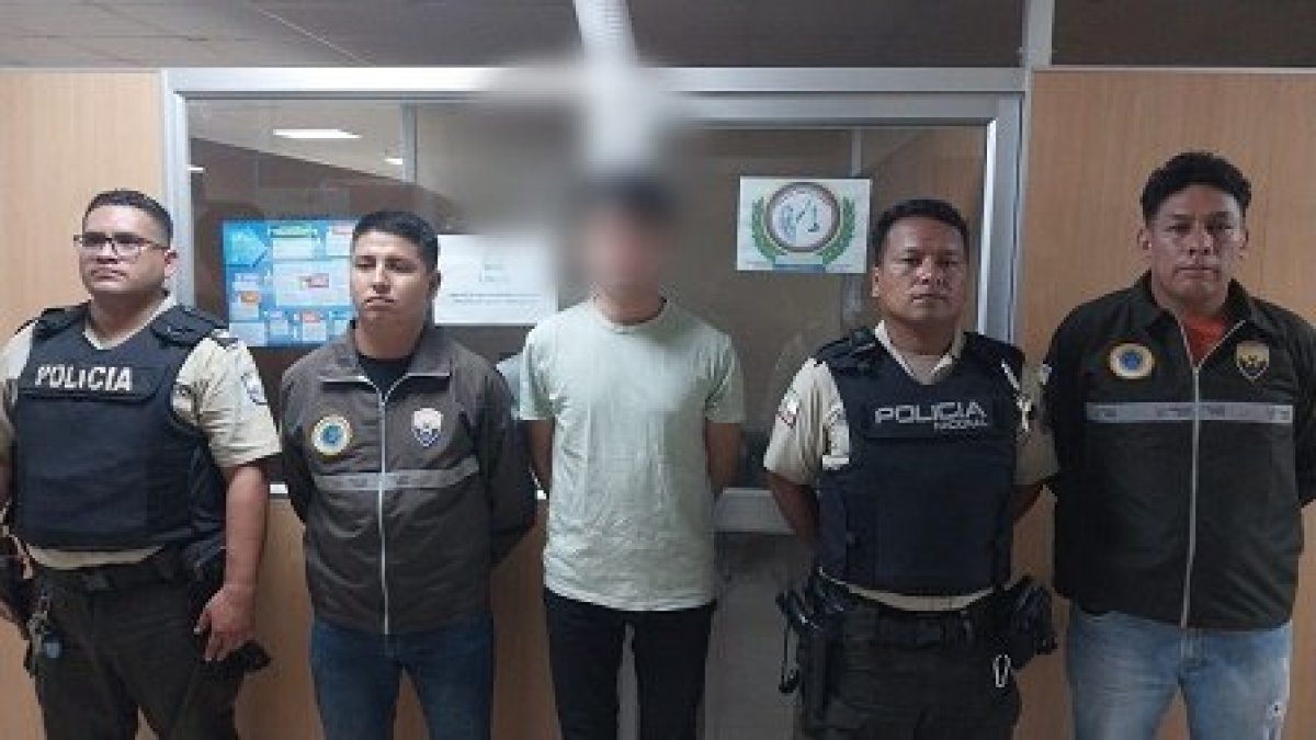 El presunto acosador fue detenido en el interior de la unidad educativa.