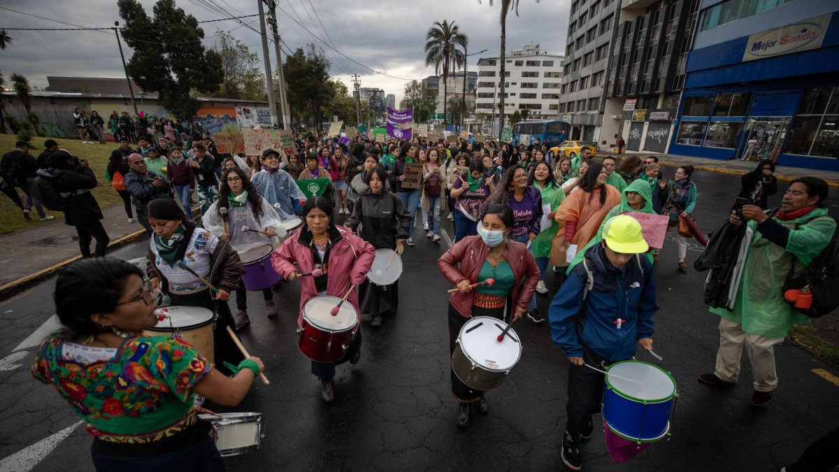 Personas en la marcha por el Día de la Acción Global por el Aborto Legal, Seguro y Accesible, en Quito, el 28 de septiembre de 2023
