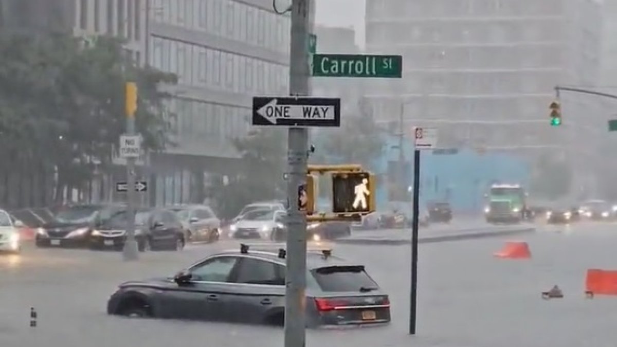 Un carro quedó varado en una calle inundada de Nueva York.