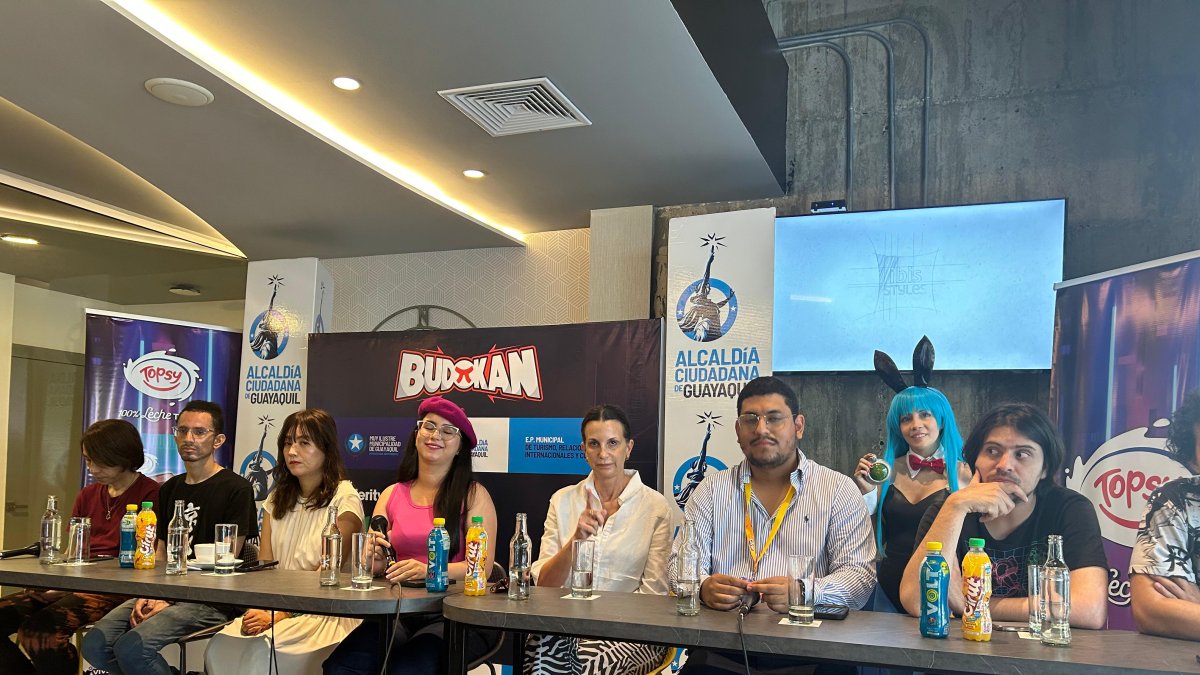 Los cantantes japoneses Yumi Matsuzawa y Takayoshi Tanimoto (i), junto a la vicealcaldesa de Guayaquil, Blanca López, la presidenta de la EP de Turismo, Larissa Marangoni y los organizadores del Budokan.
