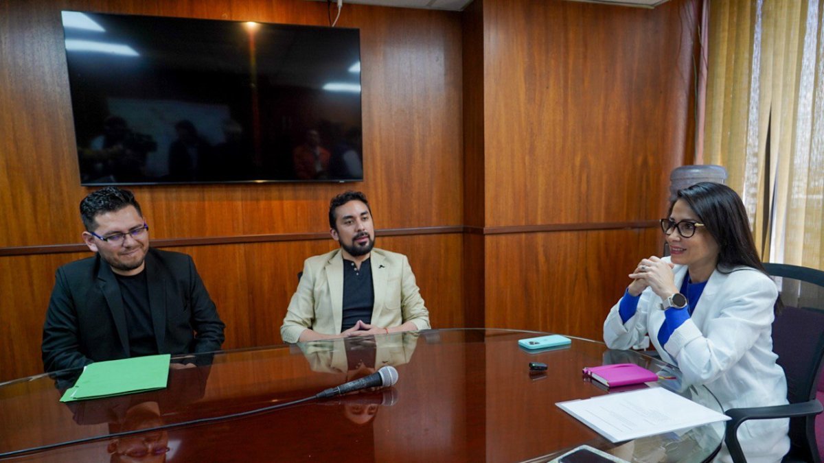 La candidata Luisa González mantuvo una reunión con representantes de la FEUE