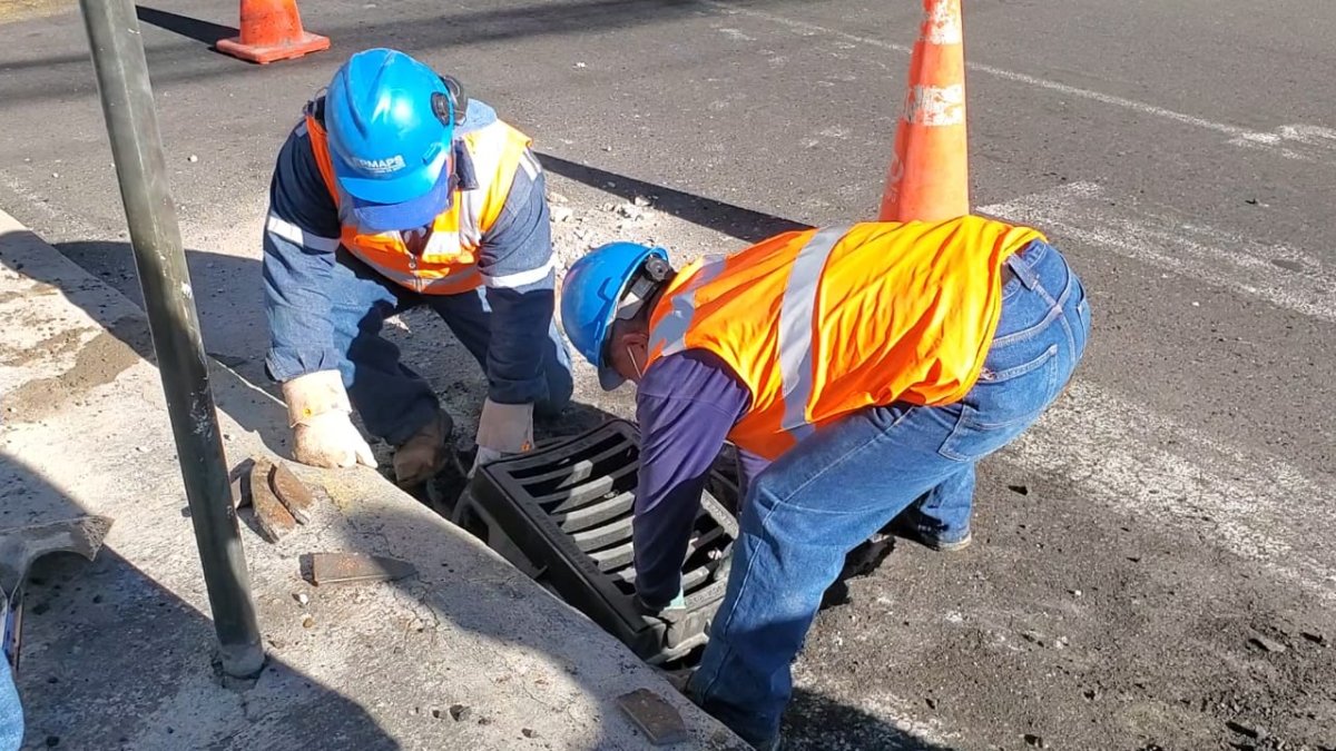 Personal de la Epmaps reemplaza la rejilla de una alcantarilla como parte del plan piloto.