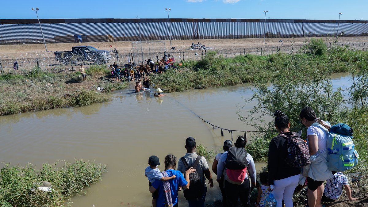 CIUDAD JUÁREZ. Migrantes cruzan el río Bravo hacía la frontera con Estados Unidos, este viernes 29 de septiembre de 2023, en Ciudad Juárez, Chihuahua, México.