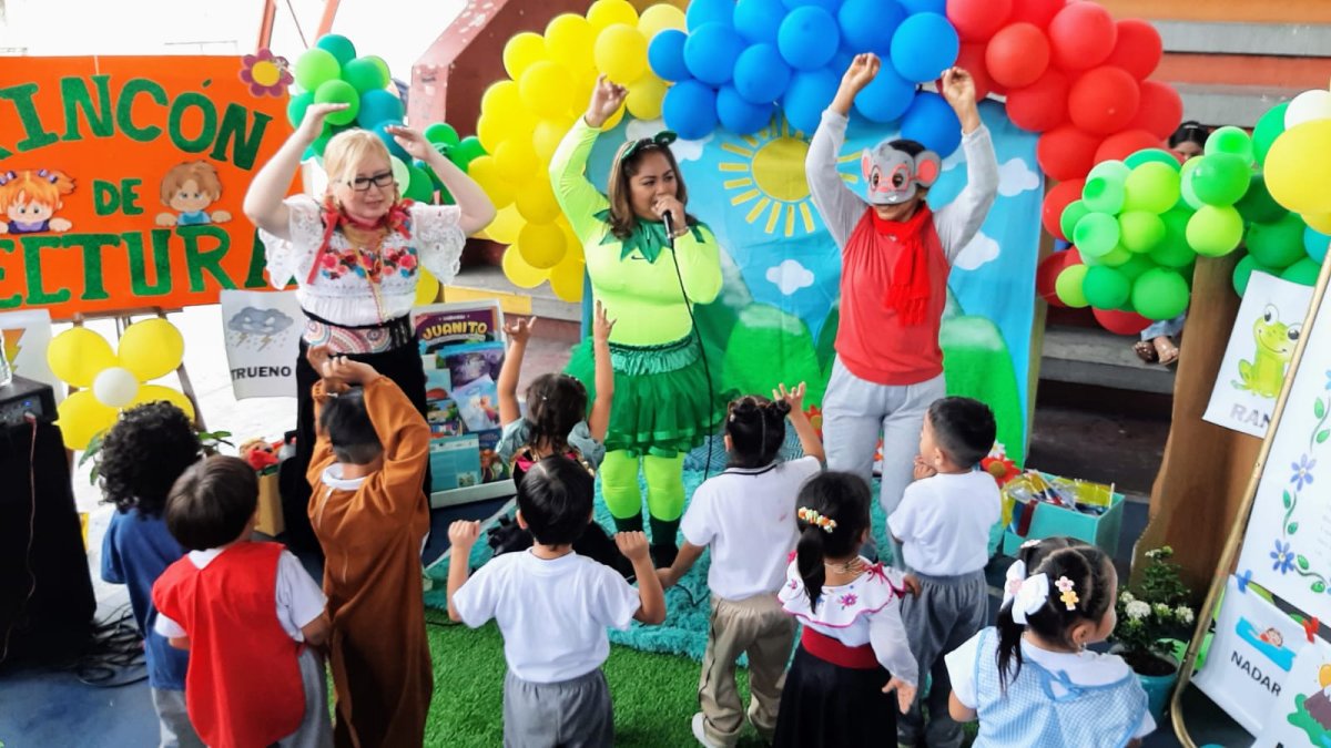 Los padres y madres de familia compartieron con sus hijos los diferentes rincones pedagógicos.