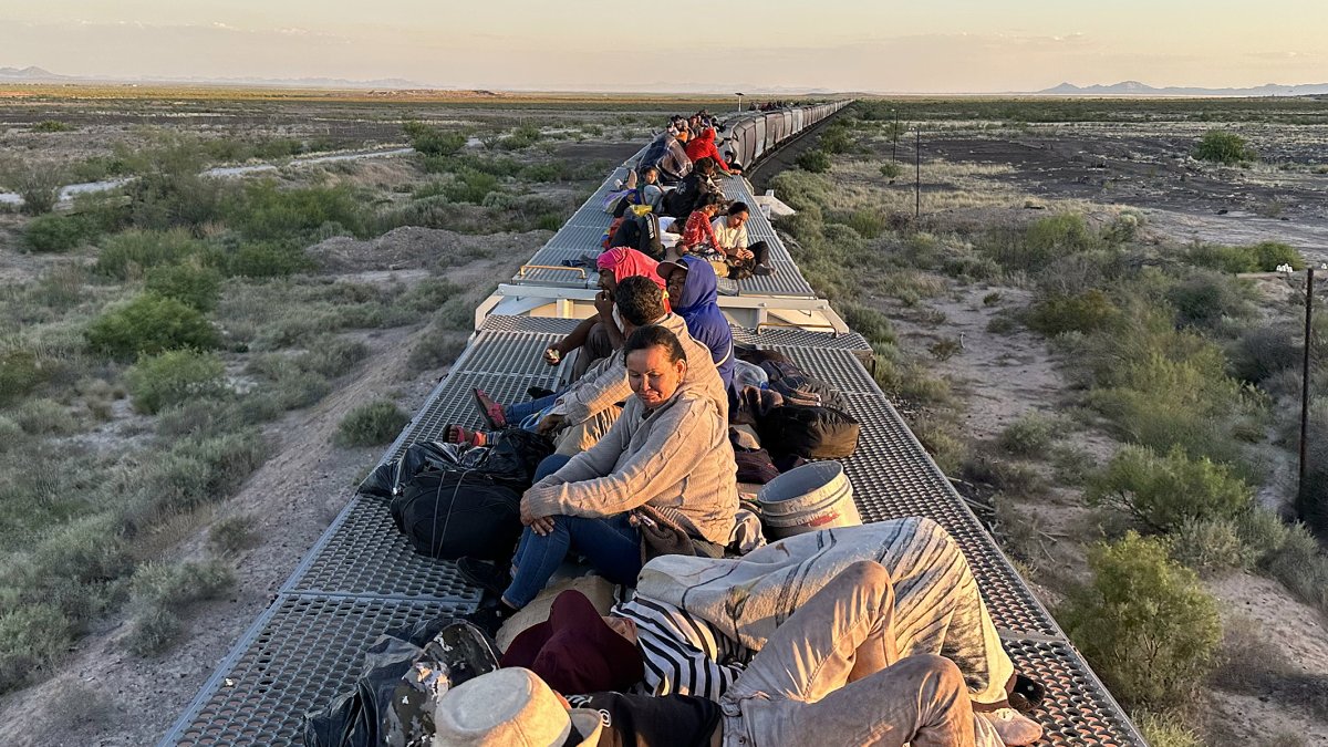 Tránsito. Un grupo de migrantes viaja sobre el tren conocido como ‘La Bestia’, en Ciudad Juárez (México).