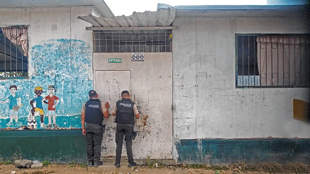 Los policías solo pueden estar en la parte externa de los establecimientos educativos.