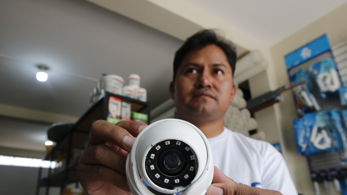 Roto. Al local ingresaron tres delincuentes con mascarillas y gorras, previo rompieron la cámara que estaba en la entrada y la del vecino la desviaron.