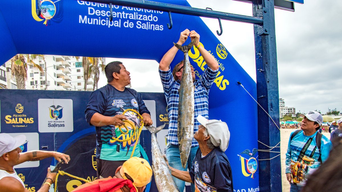 Salinas. Luego de la faena de pesca se pesan los ejemplares.