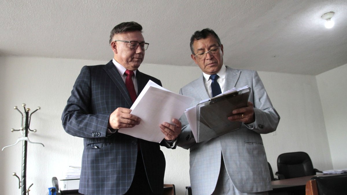 Anuncio. Albán y Santos irán al sitio donde será la prueba escrita, pero para protestar.