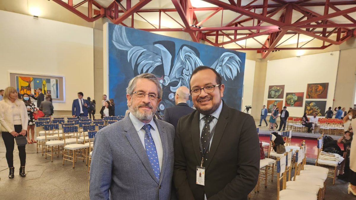 Germán Toapanta (d) junto al Ministro de Salud, José Ruales, en un conversatorio de la OPS