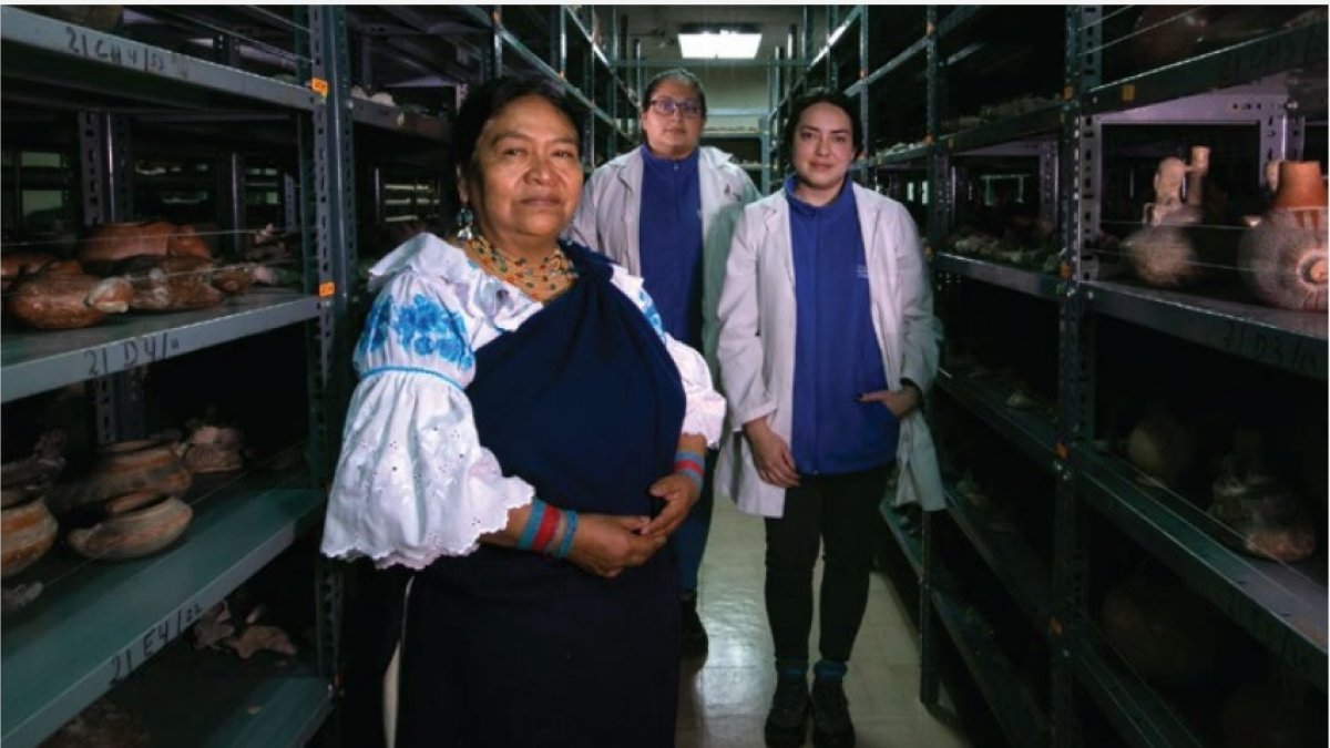 Estelina Quinatoa Cotacachi aparece acompañada de quienes han sido sus compañeras en la reserva patrimonial.